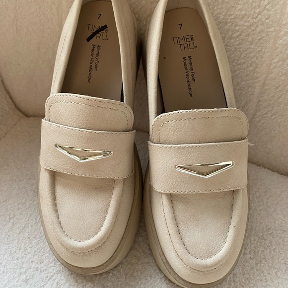 TIME AND TRU LADIES LOAFERS - Picture 2 of 4